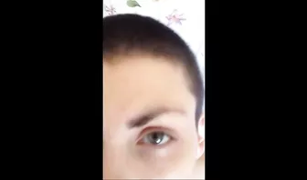 Голая шалава просит прощения у хахаля за измену и бродит голая по подъезду