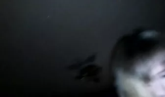 Развратная шлюшка сосет хуй под одеялом и садится на член пиздой