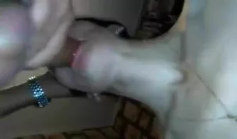 Телка скачает на члене одного мужика и сосет хуй другого