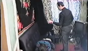 Приковал наручниками и отшлепал по заднице русскую шлюшку