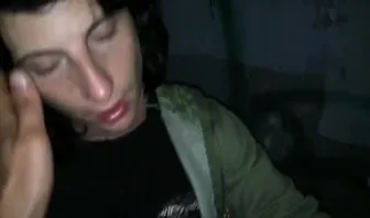 Подвыпившую брюнетку трахают в рот и волосатую киску в подъезде от первого лица