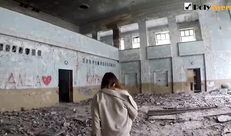 Блондинка погуляла с другом по развалинам дома и занялась с ним уличным сексом