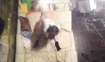 Пара трахается на кровати дома