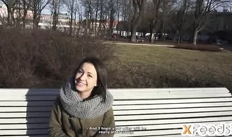 Худенькая русская милашка полностью разделась и трахается с незнакомцем на кастинге